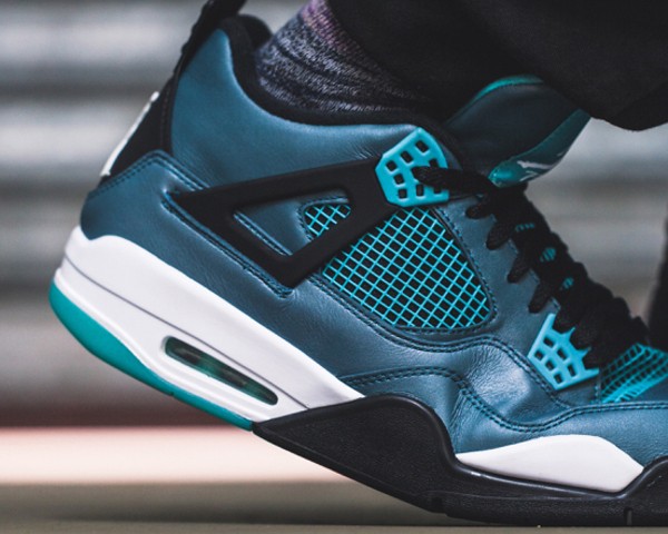 Air Jordan 4 Teal (Turquoise) aux pieds (5)