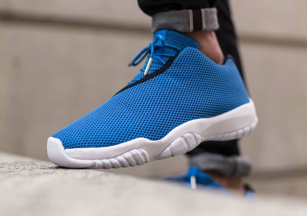 Air Jordan Future Low Photo Blue (bleue) aux pieds (1)