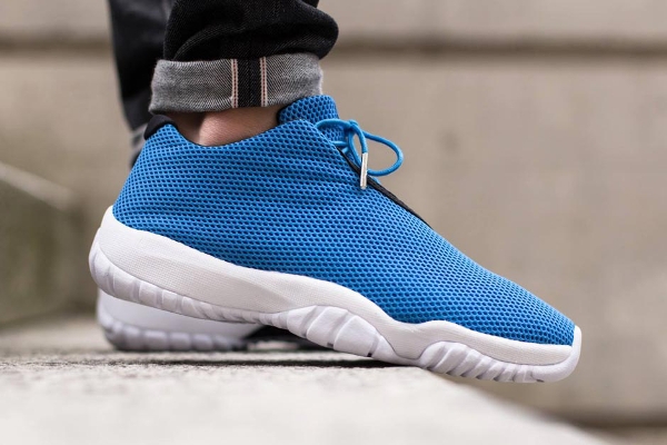 Air Jordan Future Low Photo Blue (bleue) aux pieds (2)