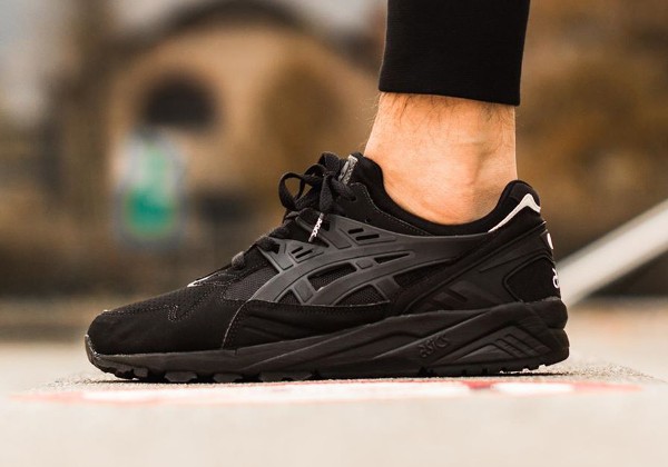 Asics Gel Kayano Trainer Black Black (toute noire) aux pieds (1)