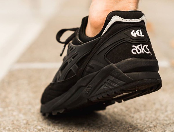 Asics Gel Kayano Trainer Black Black aux pieds (2)