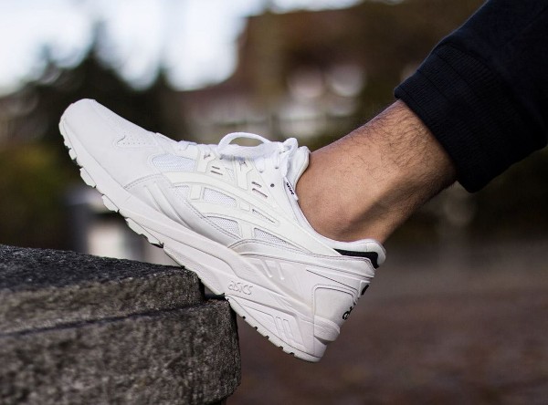 Asics Gel Kayano Trainer White White aux pieds (2)