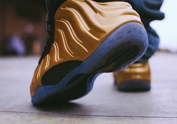 Nike Air Foamposite 'Metallic Gold' aux pieds (1)