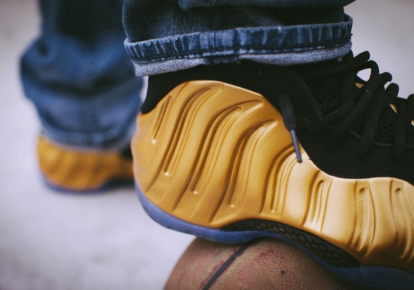 Nike Air Foamposite 'Metallic Gold' aux pieds (2)