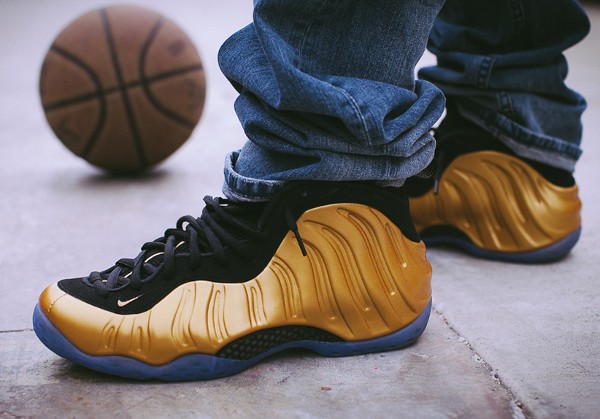 Nike Air Foamposite 'Metallic Gold' aux pieds (3)