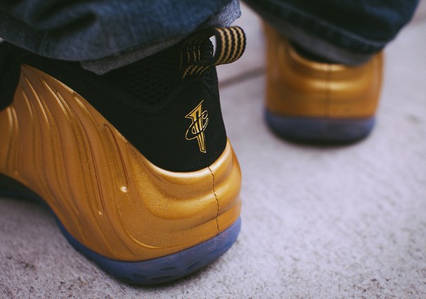 Nike Air Foamposite 'Metallic Gold' aux pieds (4)