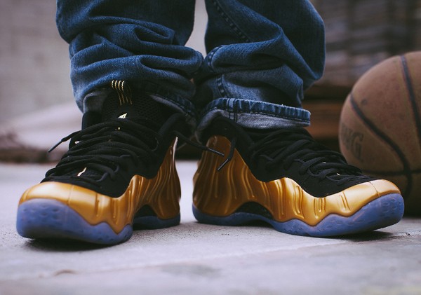 Nike Air Foamposite 'Metallic Gold' aux pieds (6)