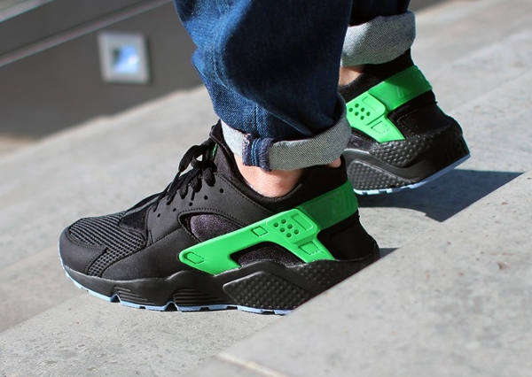 Nike Air Huarache FB Black Poison Green aux pieds (1)