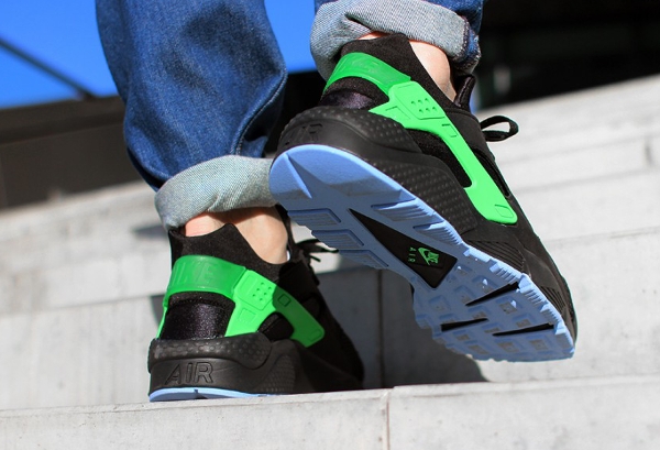 Nike Air Huarache FB Black Poison Green aux pieds (2)