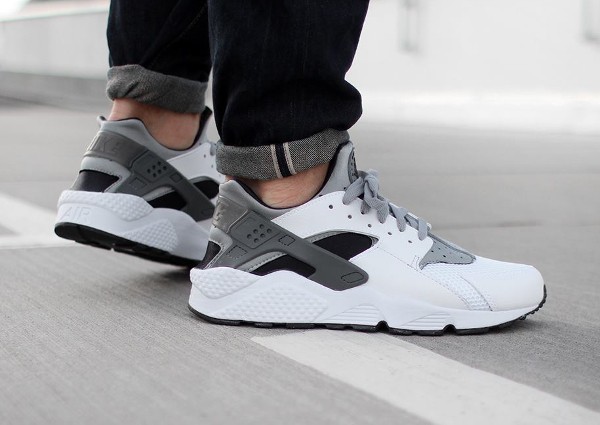 nike huarache grise et blanche