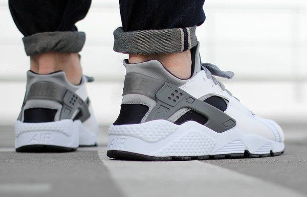 nike huarache grise et blanche