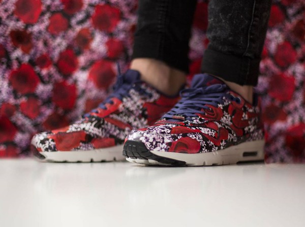 Nike Air Max 1 Ultra City Floral 'London' rose aux pieds (2)