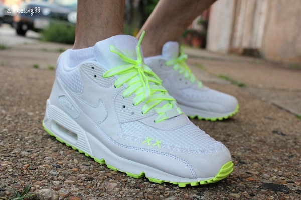 air max 90 kaws white volt