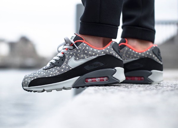 Nike Air Max 90 Polka Dot Black Anthracite Crimson (petits pois) aux pieds (1)