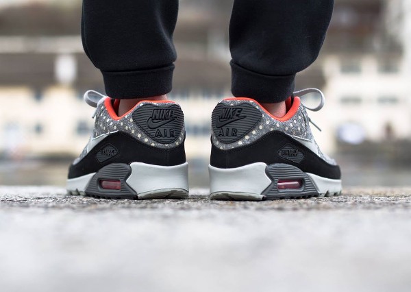 Nike Air Max 90 Polka Dot Black Anthracite Crimson (petits pois) aux pieds (2)