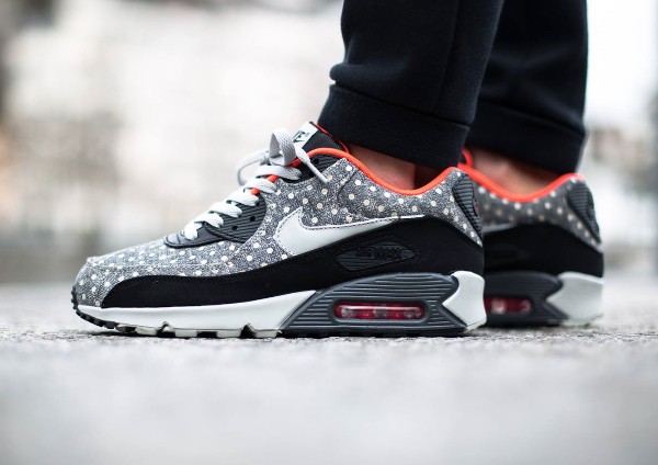 Nike Air Max 90 Polka Dot Black Anthracite Crimson (petits pois) aux pieds (3)