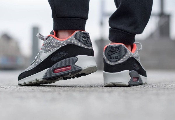 Nike Air Max 90 Polka Dot Black Anthracite Crimson (petits pois) aux pieds (4)