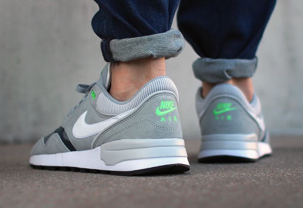 Nike Air Odyssey Silver White Charcoal aux pieds (1)