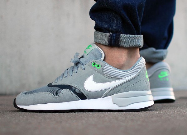 Nike Air Odyssey Silver White Charcoal aux pieds (2)