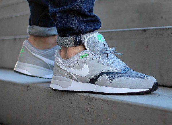 Nike Air Odyssey Silver White Charcoal aux pieds (3)