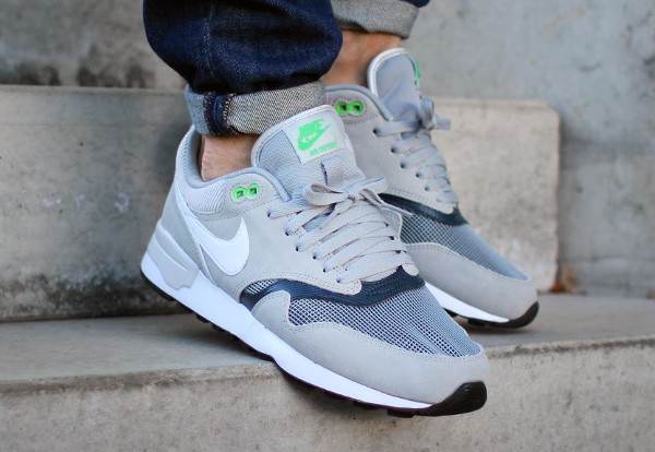 Nike Air Odyssey Silver White Charcoal aux pieds (4)