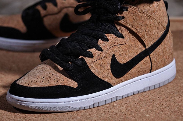 Nike Dunk High SB Cork aux pieds-1