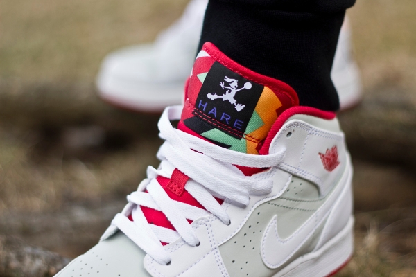 Air Jordan 1 Mid Hare 2015 (Bugs Bunny) aux pieds (1)