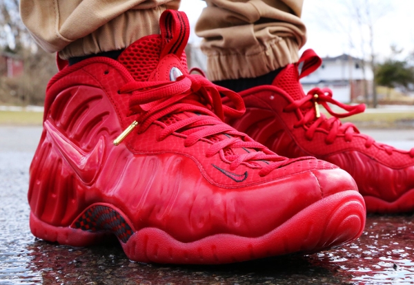 Nike Air Foamposite  Gym Red October (rouge) aux pieds (3)