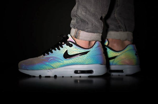 Nike Air Max 1 Ultra Moire Deep Pewter Iridescent aux pieds (2)