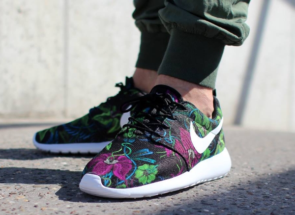 Nike Roshe One Print Fleurs Tropicales Fuchsia Flash 1 600x438