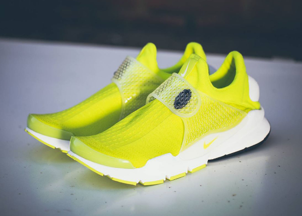 Nike Sock Dart SP Neon Yellow (fluo) aux pieds (2)