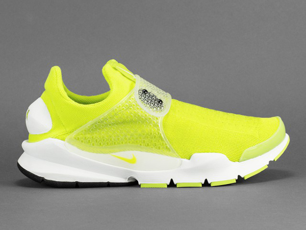 Nike Sock Dart SP Neon Yellow (fluo) aux pieds (3)