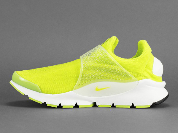 Nike Sock Dart SP Neon Yellow (fluo) aux pieds (4)