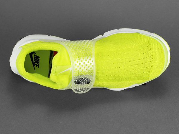 Nike Sock Dart SP Neon Yellow (fluo) aux pieds (5)