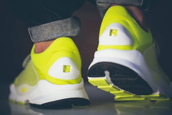 Nike Sock Dart SP Neon Yellow (fluo) aux pieds (6)