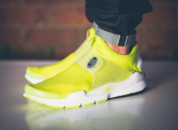 Nike Sock Dart SP Neon Yellow (fluo) aux pieds (7)