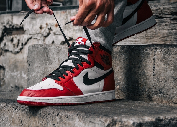 Air Jordan 1 High OG Chicago Retro 2015 aux pieds (1)