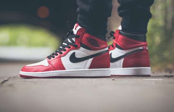 Air Jordan 1 High OG Chicago Retro 2015 aux pieds (2)