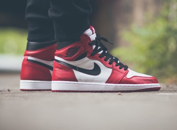 Air Jordan 1 High OG Chicago Retro 2015 aux pieds (4)