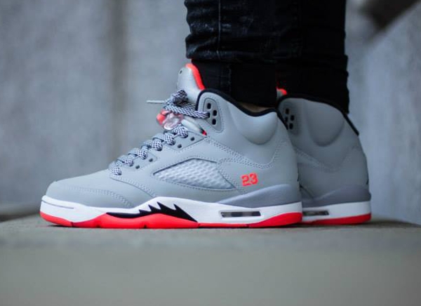 Air Jordan 5 Retro GG Wolf Grey Hot Lava aux pieds (1)