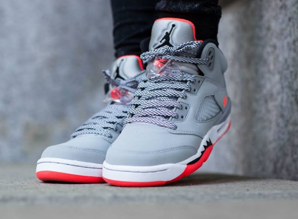 Air Jordan 5 Retro GG Wolf Grey Hot Lava aux pieds (2)