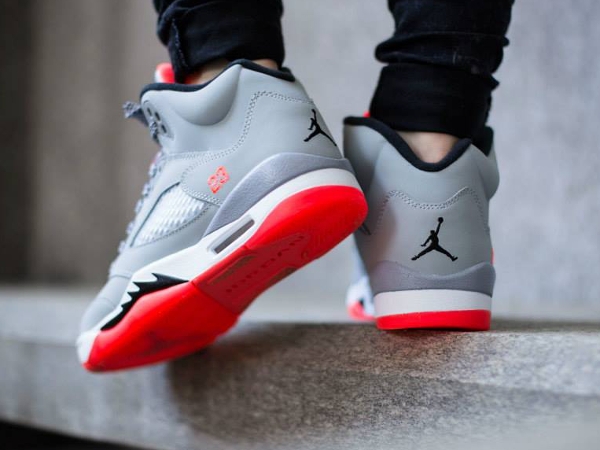 Air Jordan 5 Retro GG Wolf Grey Hot Lava aux pieds (3)