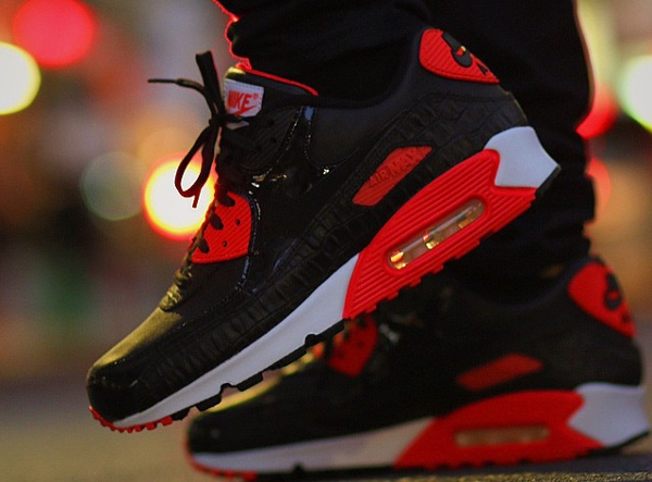 Nike Air Max 90 Infrared Croc aux pieds (1)