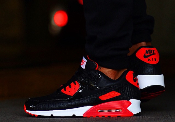 Nike Air Max 90 Infrared Croc aux pieds (2)