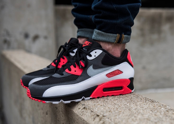 Nike Air Max 90 OG Reverse Infrared aux pieds (1)