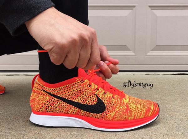 Nike Flyknit Racer Bright Crimson Volt aux pieds