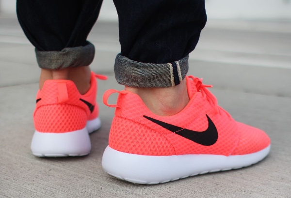 Nike Roshe One Breathe Black Hot Lava aux pieds (2)