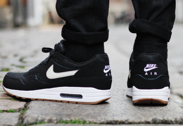 nike air max 1 essential black white gum