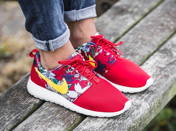 Nike Roshe Run Print Aloha Red Floral aux pieds