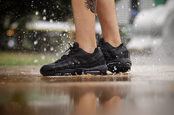 air max 95 black on feet